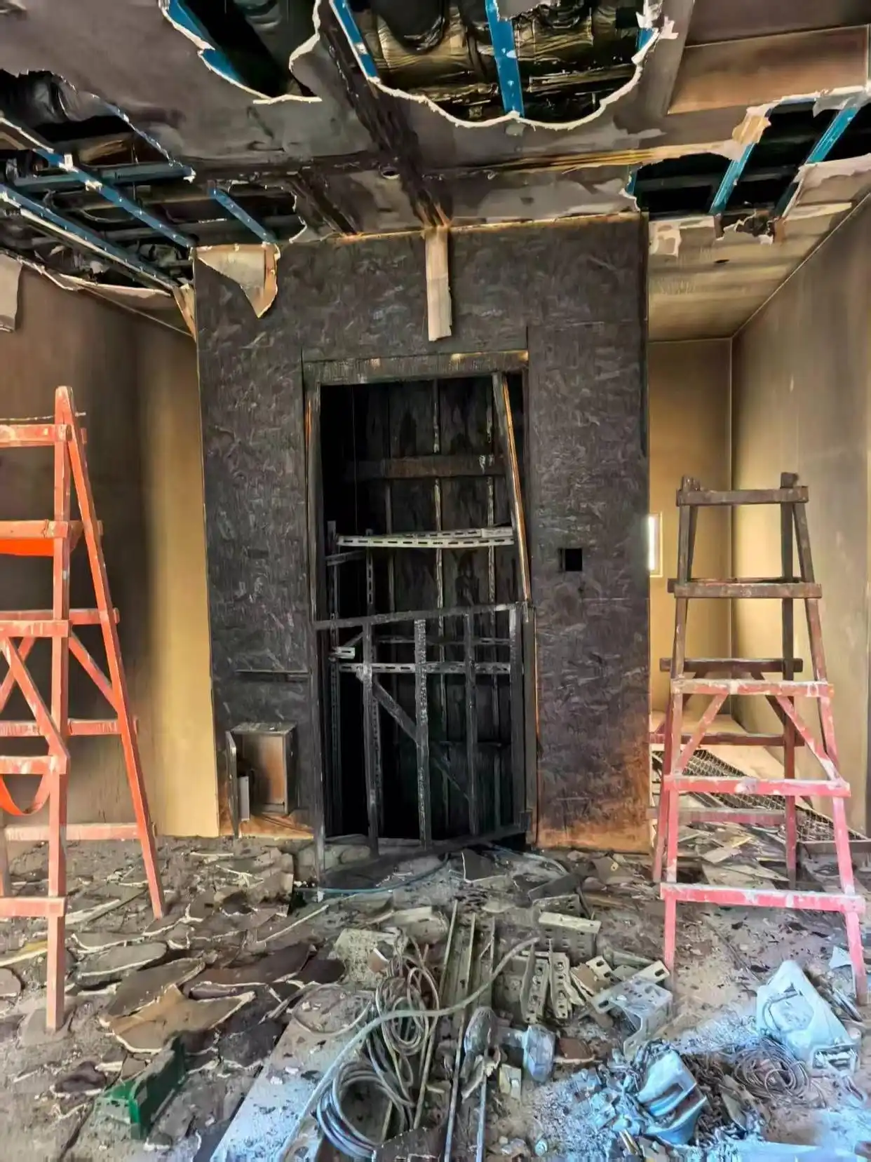 北京一住户违规动火安装电梯引发火灾 施工人员被拘留十日&zwnj;